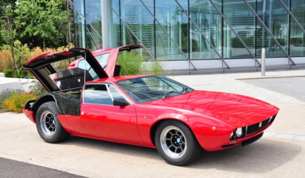 Италианска спортна кола с дължина малко под 4,3 м, произвеждана от 1967 до 1971 г. За времето си има впечатляващ списък от оборудване - дискови спирачки на всички колела, електрически стъкла, климатик и др. Има избор от два двигателя „Форд“ - 4,7 л и 4,9 л. Скоростната кутия е 5-степенна ръчна ZF.

Произведени са общо 401 автомобила, проектиран е от Джорджето Джуджаро. Отличителна черта са вратите над двигателното отделение и багажника. Ранните модели имат двойни фарове в предната част на решетката, по-късните имат един 7-инчов прибиращ се фар.